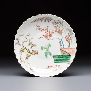 A Chinese famille verte Kakiemon-style 'Boy and Tigers' lobed dish, Kangxi — 照片 1
