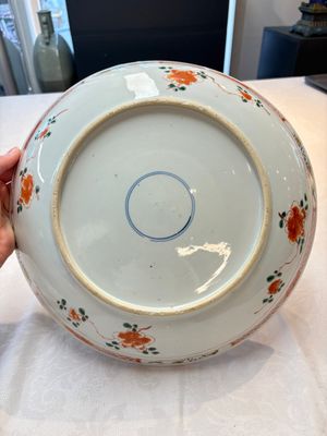 A Chinese famille verte 'ladies in a garden' dish, Kangxi — photo 6