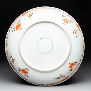 A Chinese famille verte 'ladies in a garden' dish, Kangxi — photo 2