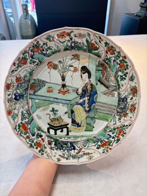 A Chinese famille verte 'lady and her cat' dish, Ding mark, Kangxi — photo 1