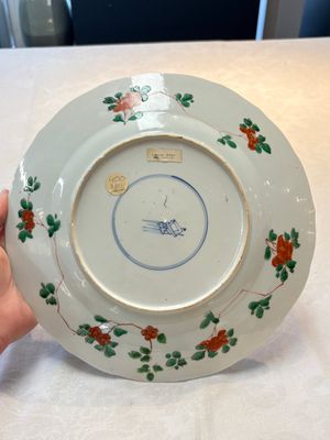 A Chinese famille verte 'lady and her cat' dish, Ding mark, Kangxi — photo 11