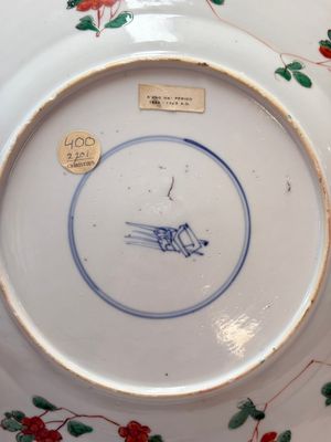 A Chinese famille verte 'lady and her cat' dish, Ding mark, Kangxi — photo 12