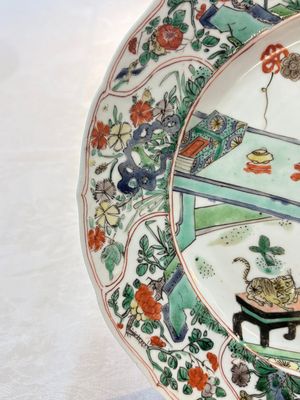 A Chinese famille verte 'lady and her cat' dish, Ding mark, Kangxi — photo 6