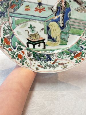 A Chinese famille verte 'lady and her cat' dish, Ding mark, Kangxi — photo 10