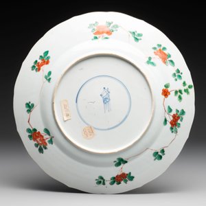 A Chinese famille verte 'lady and her cat' dish, Ding mark, Kangxi — photo 2