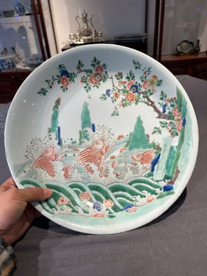 A Chinese famille verte 'leaping carps' dish, artemisia leaf mark, Kangxi — 照片 1