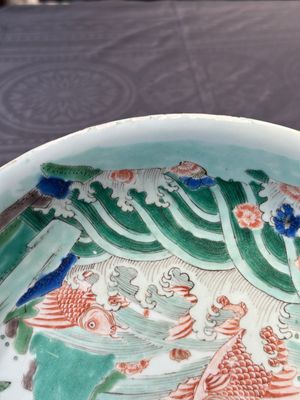 A Chinese famille verte 'leaping carps' dish, artemisia leaf mark, Kangxi — 照片 12