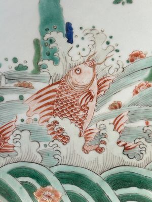 A Chinese famille verte 'leaping carps' dish, artemisia leaf mark, Kangxi — 照片 2