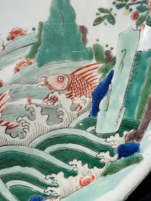 A Chinese famille verte 'leaping carps' dish, artemisia leaf mark, Kangxi — 照片 3