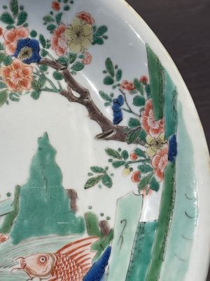 A Chinese famille verte 'leaping carps' dish, artemisia leaf mark, Kangxi — 照片 4