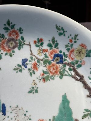 A Chinese famille verte 'leaping carps' dish, artemisia leaf mark, Kangxi — 照片 5
