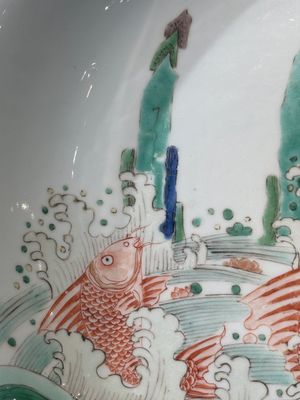 A Chinese famille verte 'leaping carps' dish, artemisia leaf mark, Kangxi — 照片 6