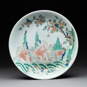 A Chinese famille verte 'leaping carps' dish, artemisia leaf mark, Kangxi — 照片 1