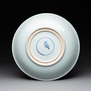 A Chinese famille verte 'leaping carps' dish, artemisia leaf mark, Kangxi — 照片 2