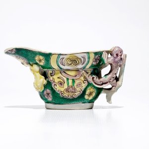 A Chinese famille verte libation cup, Kangxi — photo 1