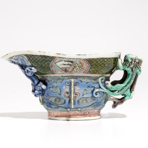 A Chinese famille verte libation cup with dragons, Kangxi — photo 1