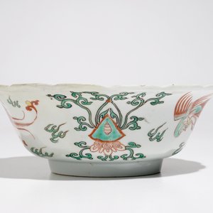 A Chinese famille verte lobed bowl with antiquities design, Kangxi — photo 3