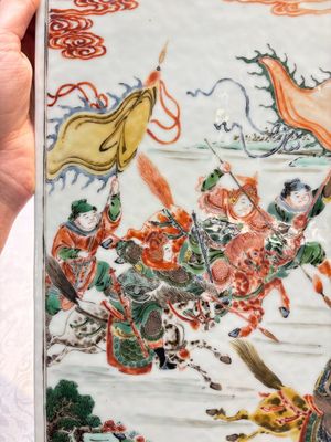 A Chinese famille verte 'Ma Yue Tan Xi 馬躍檀溪' plaque, 19th C. — photo 4