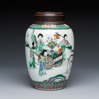 A Chinese famille verte 'Magu Xian Shou 麻姑獻壽' ovoid vase with a wooden cover, 19th C.