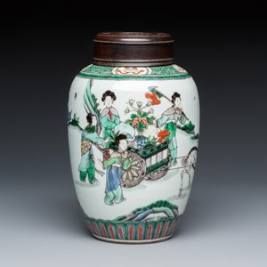 A Chinese famille verte 'Magu Xian Shou 麻姑獻壽' ovoid vase with a wooden cover — foto 1