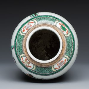A Chinese famille verte 'Magu Xian Shou 麻姑獻壽' ovoid vase with a wooden cover — foto 6