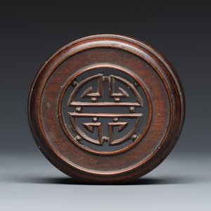A Chinese famille verte 'Magu Xian Shou 麻姑獻壽' ovoid vase with a wooden cover — foto 8
