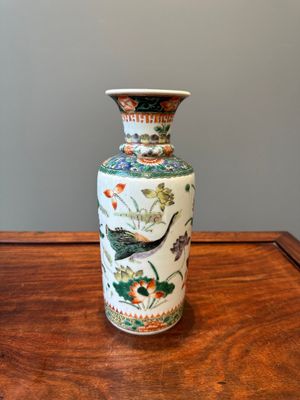 A Chinese famille verte 'mandarin duck and lotus' rouleau vase , 19th C. — photo 1