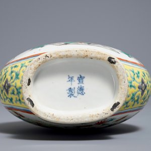 A Chinese famille verte moonflask, Xuande mark, 19th C. — photo 6