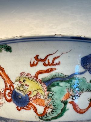 A Chinese famille verte 'Mythical Beasts and Horses' bowl, Fu 黼 mark, Kangxi — foto 9