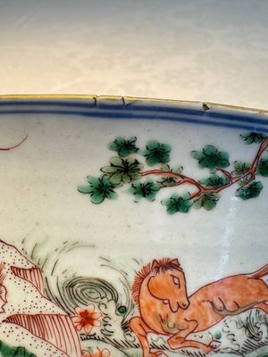 A Chinese famille verte 'Mythical Beasts and Horses' bowl, Fu 黼 mark, Kangxi — foto 10