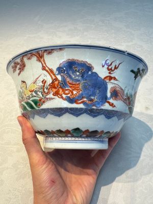 A Chinese famille verte 'Mythical Beasts and Horses' bowl, Fu 黼 mark, Kangxi — foto 1