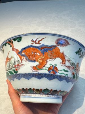 A Chinese famille verte 'Mythical Beasts and Horses' bowl, Fu 黼 mark, Kangxi — foto 3