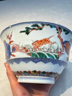 A Chinese famille verte 'Mythical Beasts and Horses' bowl, Fu 黼 mark, Kangxi — foto 4