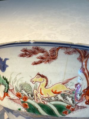 A Chinese famille verte 'Mythical Beasts and Horses' bowl, Fu 黼 mark, Kangxi — foto 7