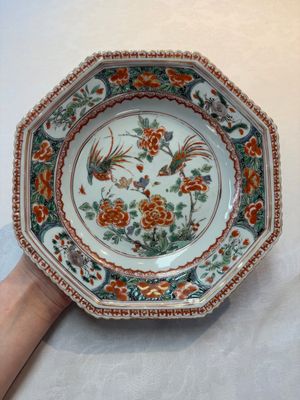 A Chinese famille verte octagonal plate and a 'reticulated border' plate, Kangxi — photo 1