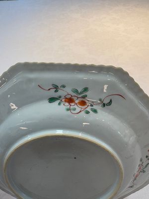 A Chinese famille verte octagonal plate and a 'reticulated border' plate, Kangxi — photo 11