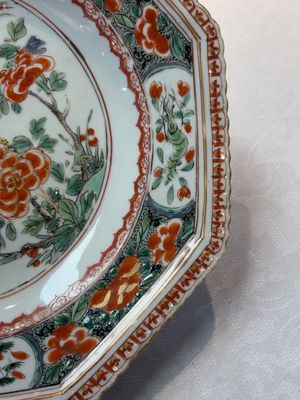 A Chinese famille verte octagonal plate and a 'reticulated border' plate, Kangxi — photo 4