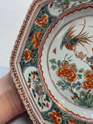 A Chinese famille verte octagonal plate and a 'reticulated border' plate, Kangxi — photo 5