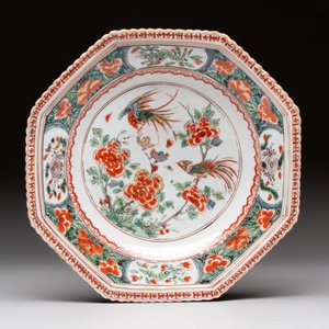 A Chinese famille verte octagonal plate and a 'reticulated border' plate, Kangxi — photo 2