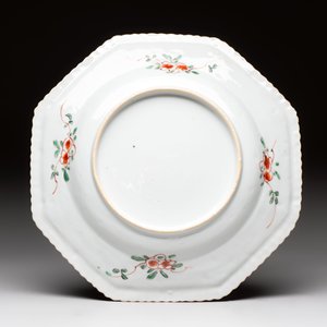 A Chinese famille verte octagonal plate and a 'reticulated border' plate, Kangxi — photo 3