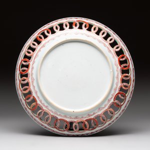 A Chinese famille verte octagonal plate and a 'reticulated border' plate, Kangxi — photo 5