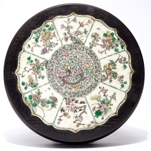 A Chinese famille verte on biscuit lotus-shaped dragon plaque mounted in a wooden stand, Kangxi — 照片 3