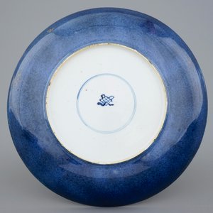 A Chinese famille verte on powder blue ground dish, Kangxi — 照片 2