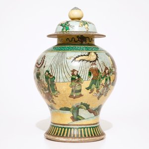 A Chinese famille verte on yellow ground baluster jar and cover, 19th C. — 照片 1