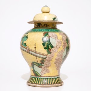 A Chinese famille verte on yellow ground baluster jar and cover, 19th C. — 照片 3