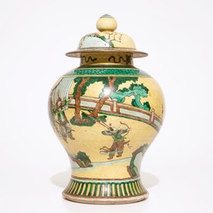 A Chinese famille verte on yellow ground baluster jar and cover, 19th C. — 照片 4