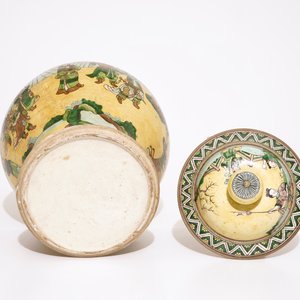 A Chinese famille verte on yellow ground baluster jar and cover, 19th C. — 照片 6