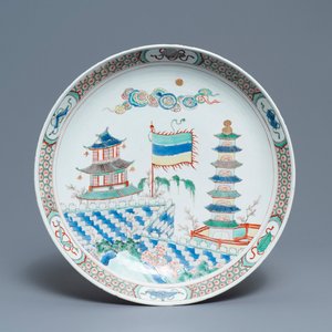 A Chinese famille verte 'pagoda and temple' charger, Kangxi — 照片 1