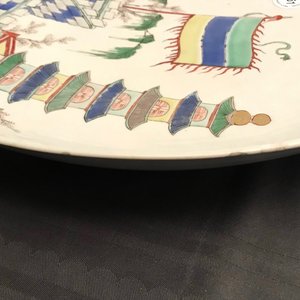 A Chinese famille verte 'pagoda and temple' charger, Kangxi — 照片 12