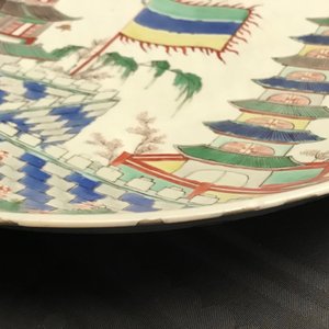 A Chinese famille verte 'pagoda and temple' charger, Kangxi — 照片 5